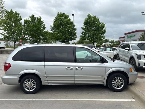 Used 2002 Chrysler Town & Country Limited FWD image 1