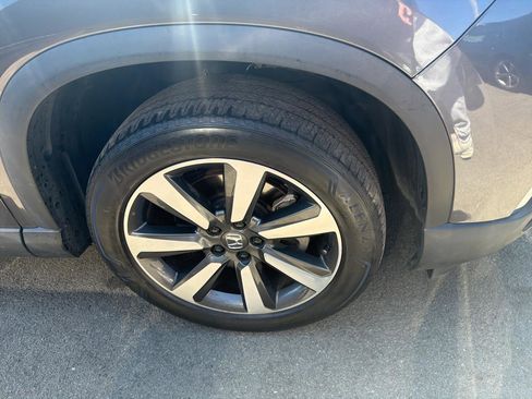 Used 2023 Honda Pilot Touring image 4