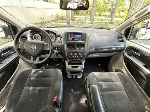 Used 2019 Dodge Grand Caravan SE FWD image 10