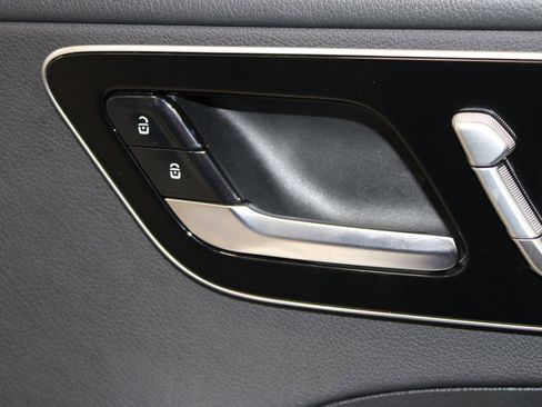 Used 2025 Mercedes-Benz C 300 Sedan image 33