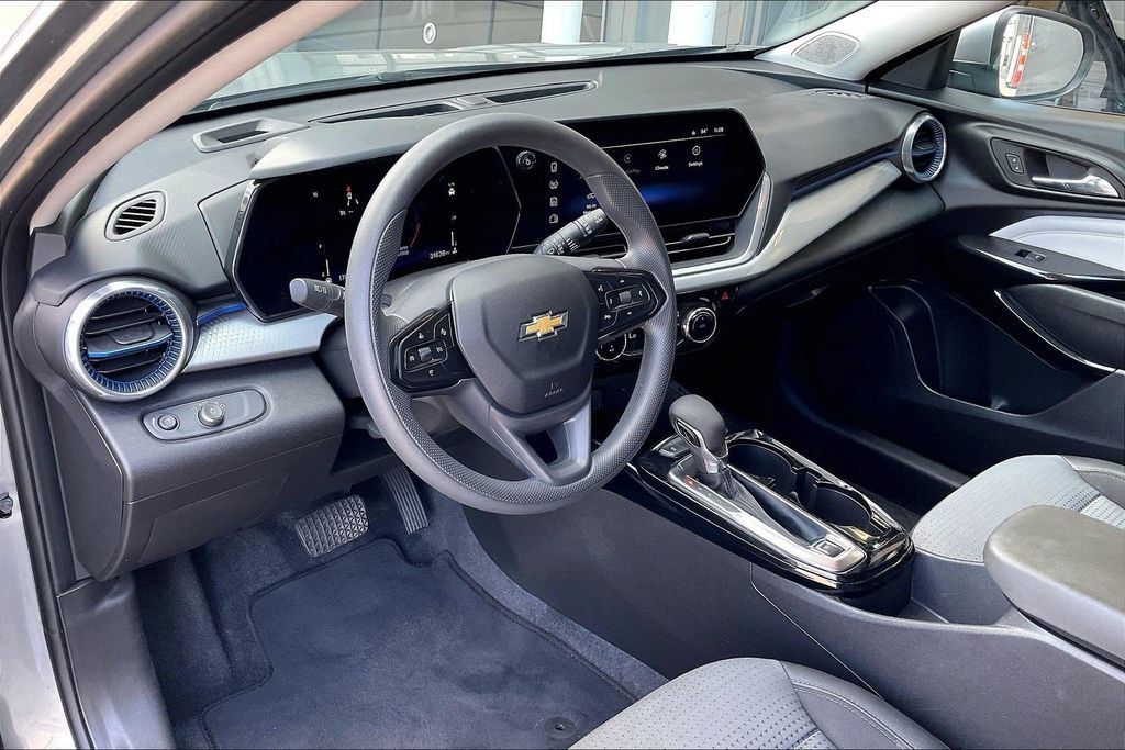Used 2024 Chevrolet Trax LT FWD image 14