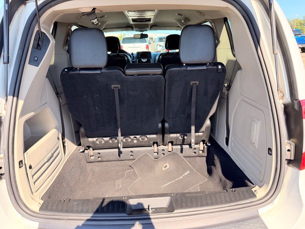 Used 2014 Chrysler Town & Country Touring FWD image 28