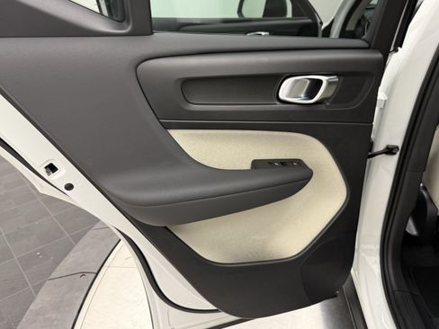 Used 2025 Volvo XC40 B5 Ultra AWD/4WD image 25