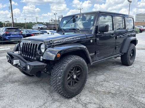 Used 2015 Jeep Wrangler Unlimited Rubicon w/ Connectivity Group AWD/4WD image 7