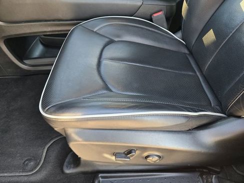 Used 2025 Chrysler Pacifica Limited image 24