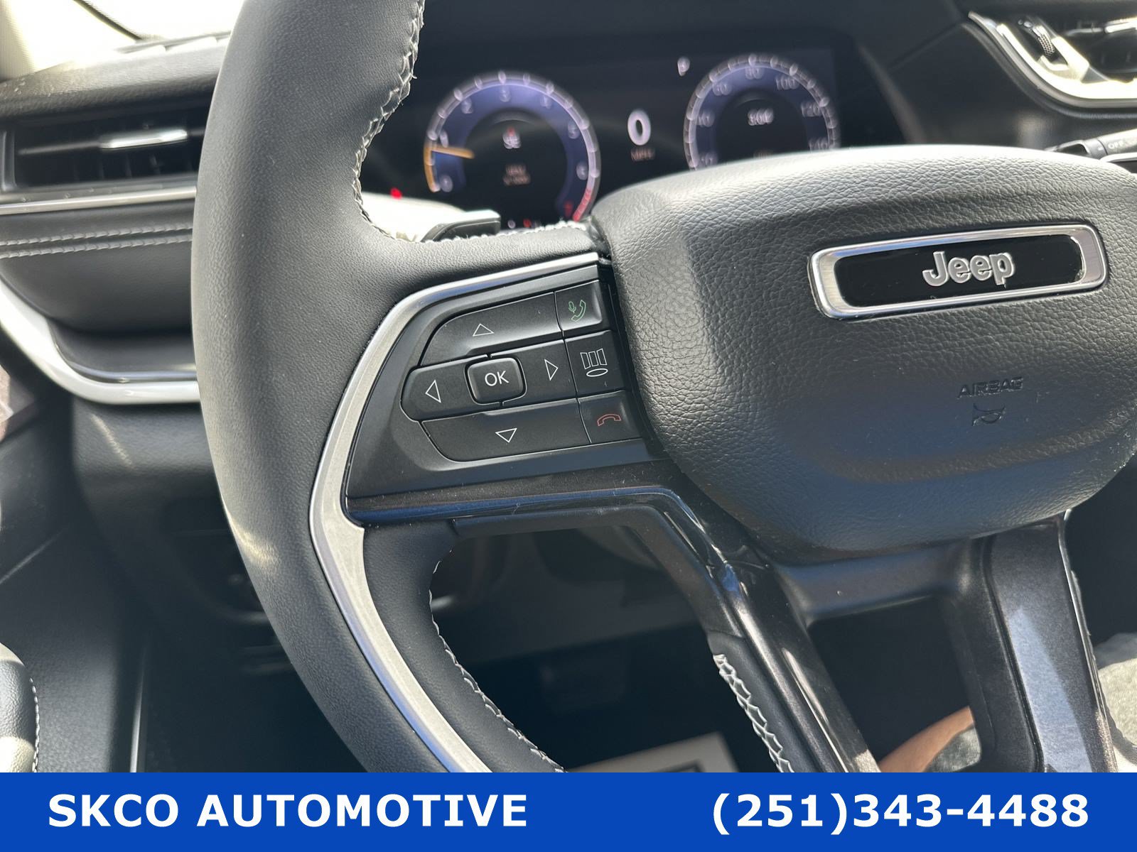 Used 2022 Jeep Grand Cherokee Laredo AWD/4WD image 19