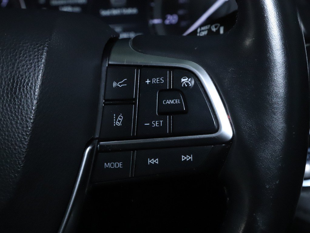 Used 2021 Toyota Highlander XLE AWD/4WD image 25