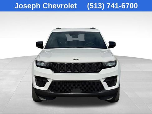 Used 2023 Jeep Grand Cherokee Altitude image 2