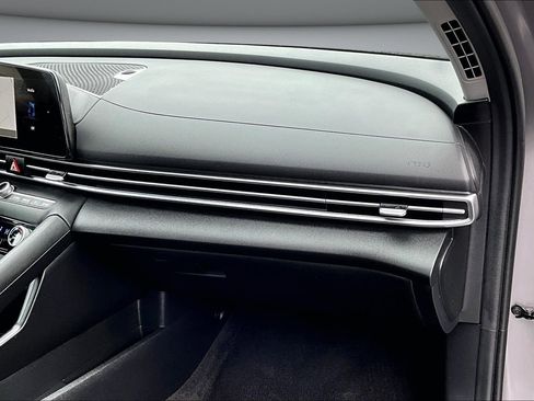 Used 2025 Hyundai Elantra SEL image 24