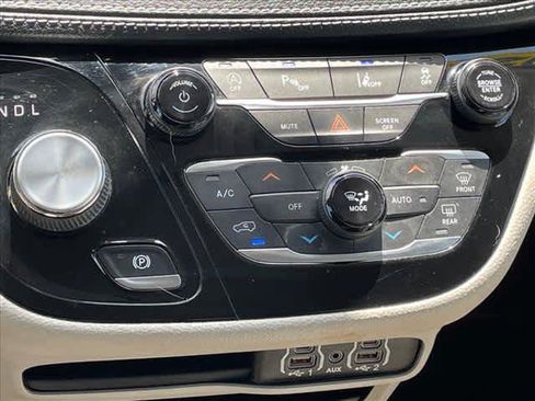 Used 2021 Chrysler Pacifica Touring-L FWD image 25
