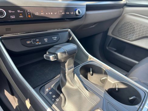 Used 2026 Kia Carnival FWD image 40