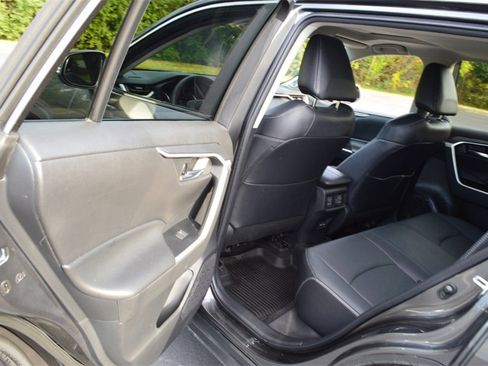 Used 2022 Toyota RAV4 XLE Premium image 30