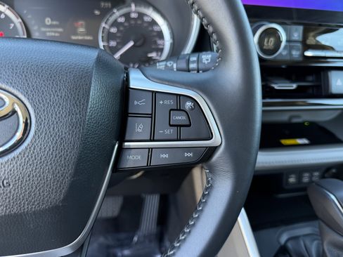 Used 2023 Toyota Highlander XLE image 23