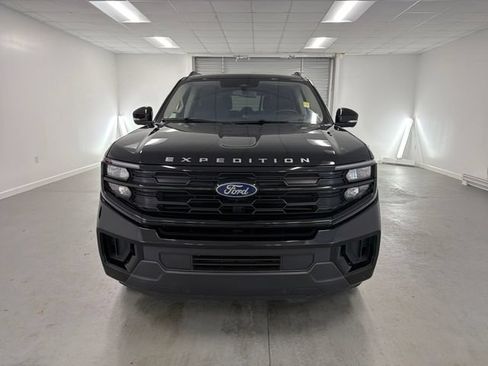 Used 2025 Ford Expedition Active AWD/4WD image 2