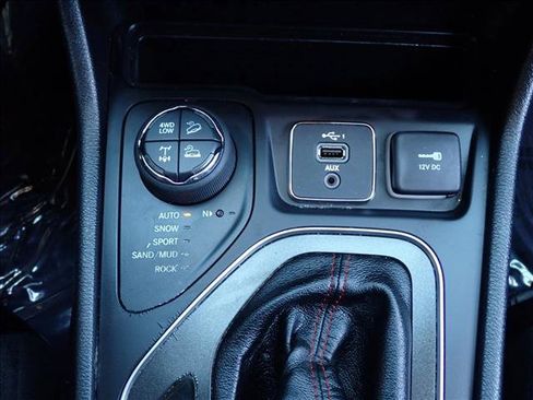 Used 2020 Jeep Cherokee Trailhawk w/ Cold Weather Group AWD/4WD image 22
