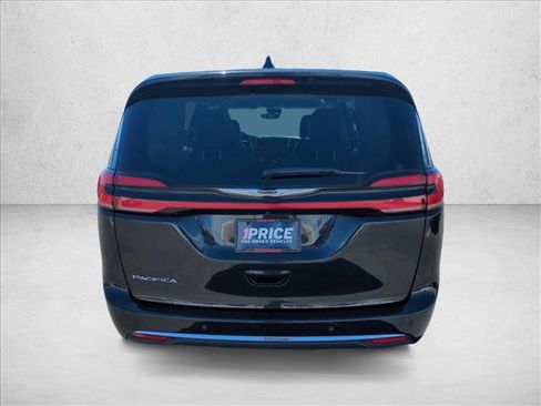 Used 2023 Chrysler Pacifica Touring-L FWD image 7