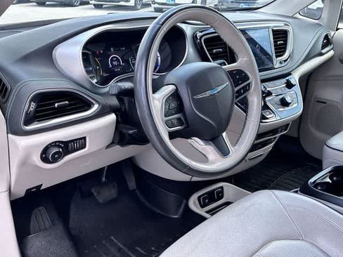 Used 2020 Chrysler Pacifica Limited w/ Advanced Safetytec Group FWD image 2