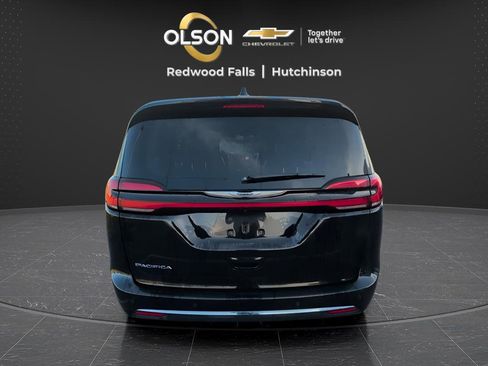 Used 2024 Chrysler Pacifica Touring-L image 4