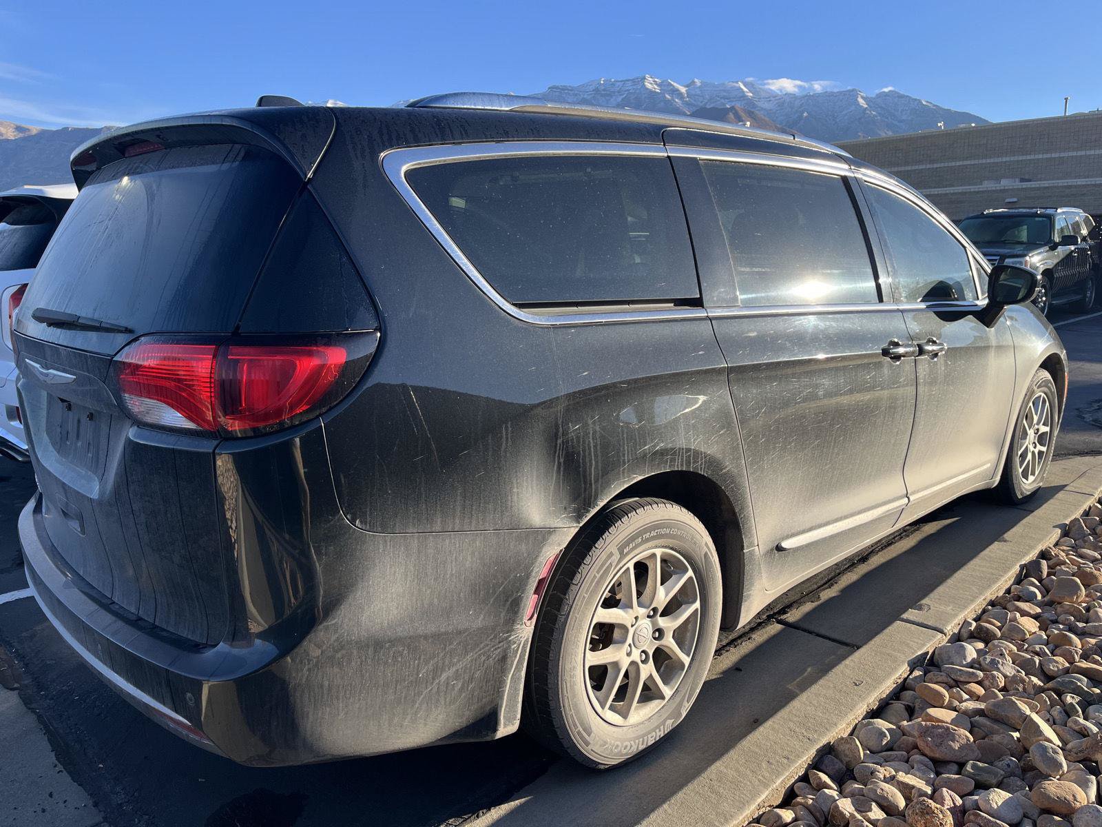 Used 2020 Chrysler Pacifica Touring-L FWD image 4