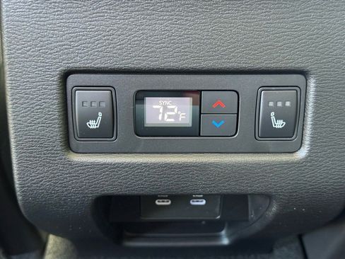 Used 2025 Mitsubishi Outlander AWD image 21