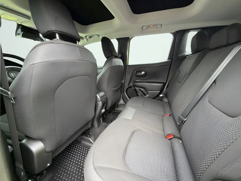 Used 2018 Jeep Renegade Altitude AWD/4WD image 18