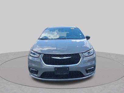 Used 2025 Chrysler Pacifica Select