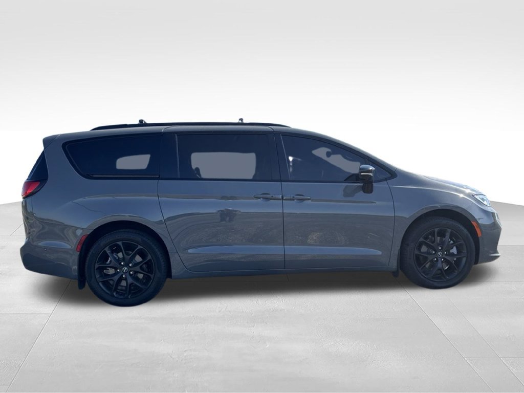 Used 2025 Chrysler Pacifica Limited AWD/4WD image 5