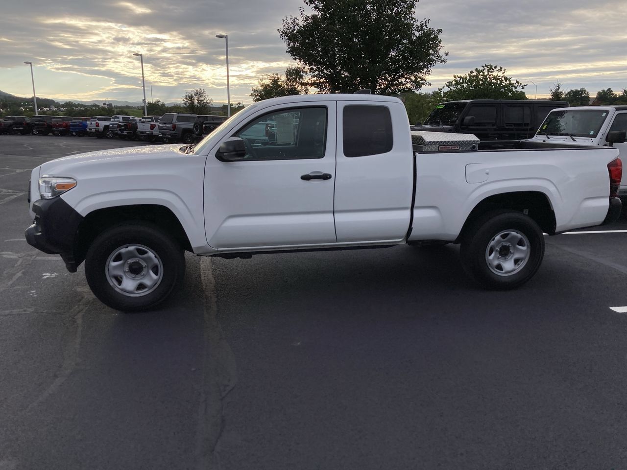 Used 2020 Toyota Tacoma SR AWD/4WD image 4