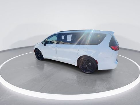Used 2025 Chrysler Pacifica Limited image 6