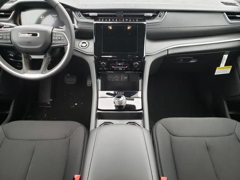 New 2025 Jeep Grand Cherokee L Laredo image 9