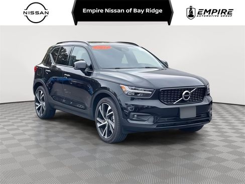 Used 2022 Volvo XC40 T5 R-Design w/ Climate Package image 1