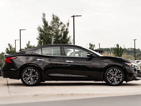 Used 2017 Nissan Maxima Platinum w/ Medallion Package FWD image 2