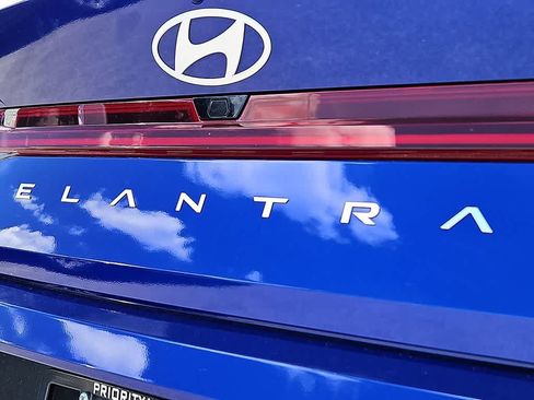 Used 2025 Hyundai Elantra Limited FWD image 33