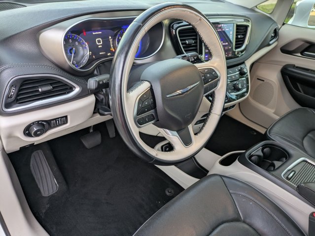Used 2018 Chrysler Pacifica Limited FWD image 10