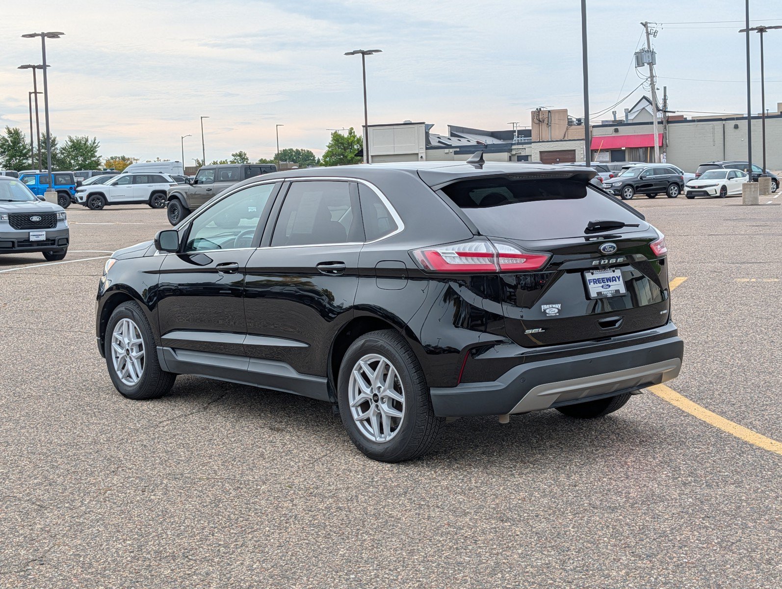 Used 2024 Ford Edge SEL AWD/4WD image 3