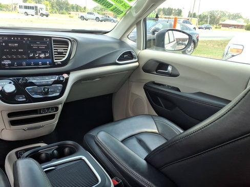 Used 2023 Chrysler Pacifica Touring-L FWD image 11