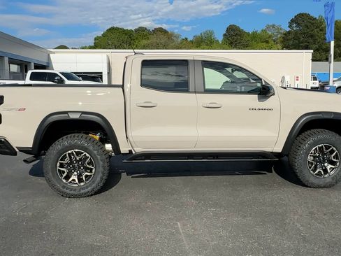 Used 2026 Chevrolet Colorado ZR2 w/ Technology Package AWD/4WD image 9
