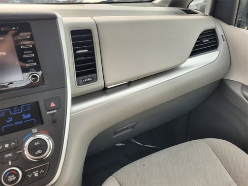 Used 2020 Toyota Sienna LE image 25