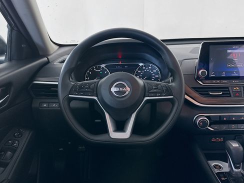 Used 2025 Nissan Altima 2.5 SV image 18