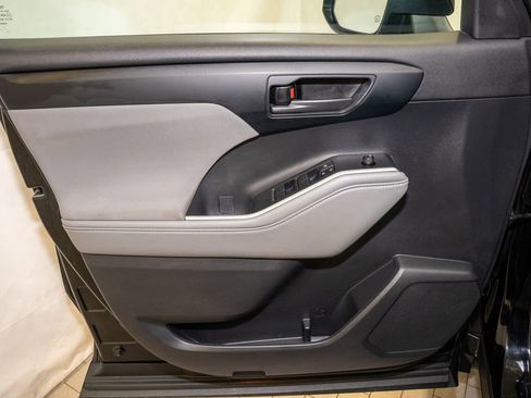 Used 2023 Toyota Highlander L image 12