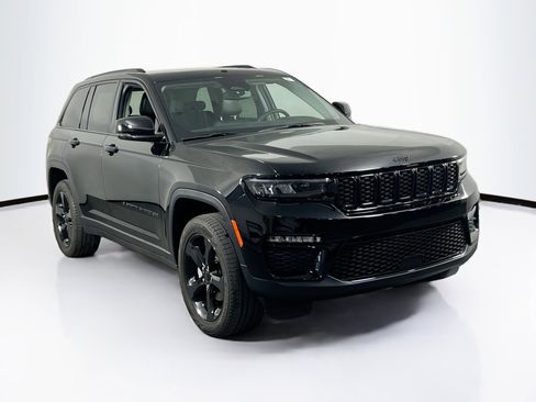 Used 2023 Jeep Grand Cherokee Limited w/ Black Appearance Package AWD/4WD image 3