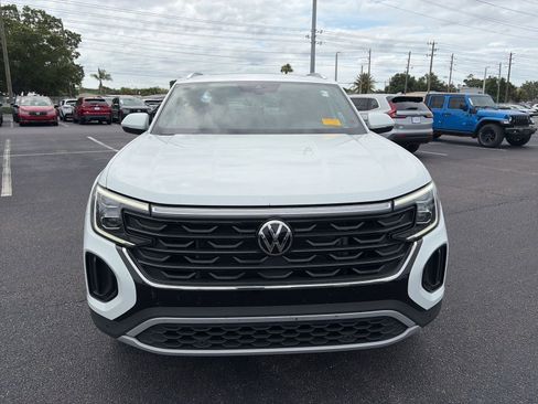 Used 2024 Volkswagen Atlas Cross Sport SE w/ Panoramic Sunroof Package FWD image 2