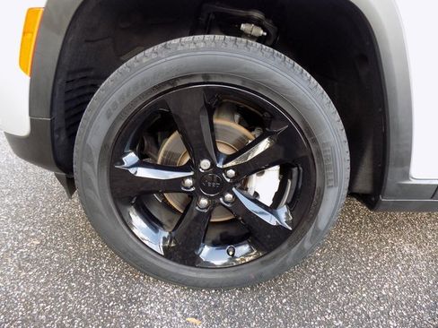 Certified 2023 Jeep Grand Cherokee Limited w/ Black Appearance Package image 10