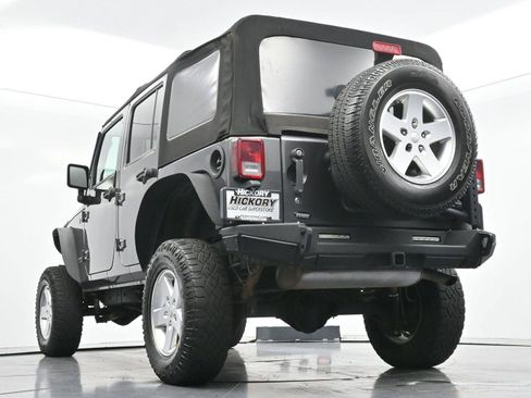 Used 2017 Jeep Wrangler Unlimited Rubicon w/ Connectivity Group AWD/4WD image 43