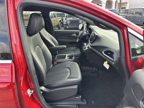 New 2026 Chrysler Pacifica Select image 15