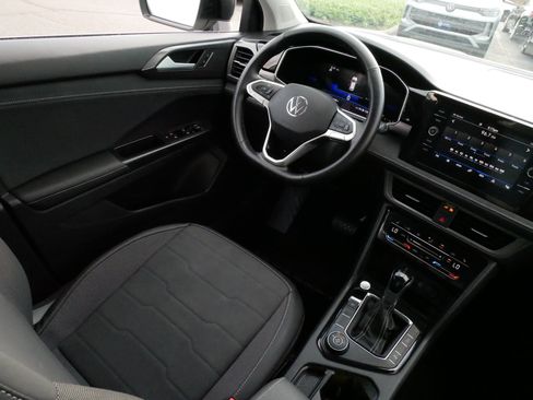 Certified 2025 Volkswagen Taos SE AWD/4WD image 9