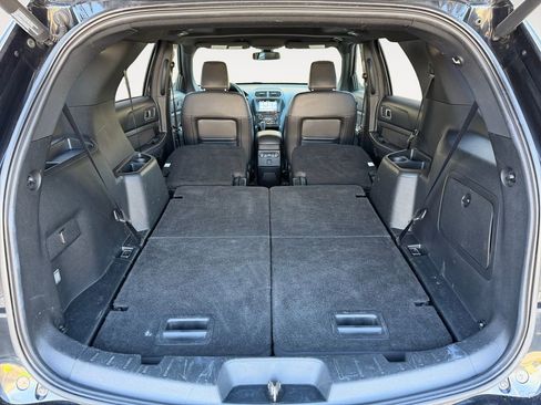 Used 2018 Ford Explorer XLT w/ Equipment Group 202A AWD/4WD image 23