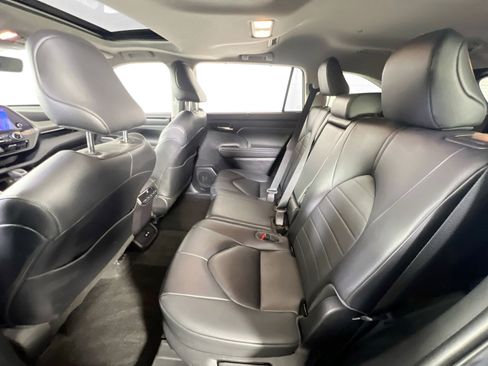 Used 2023 Toyota Highlander XLE image 25