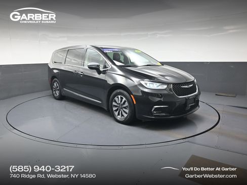 Used 2023 Chrysler Pacifica Limited FWD image 1