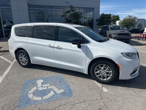 New 2026 Chrysler Pacifica Select image 38